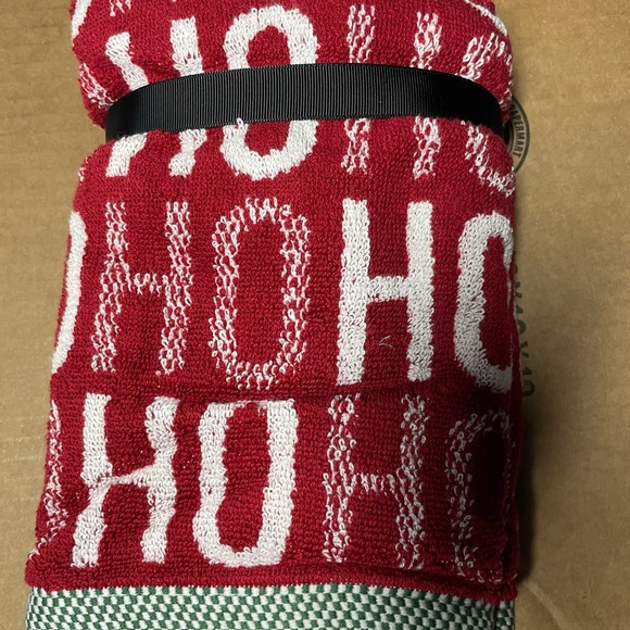 DKNY Set of 2 Embroidered & Jeweled Christmas Hand Towels Bathroom Kitchen Towel - Picture 2 of 2